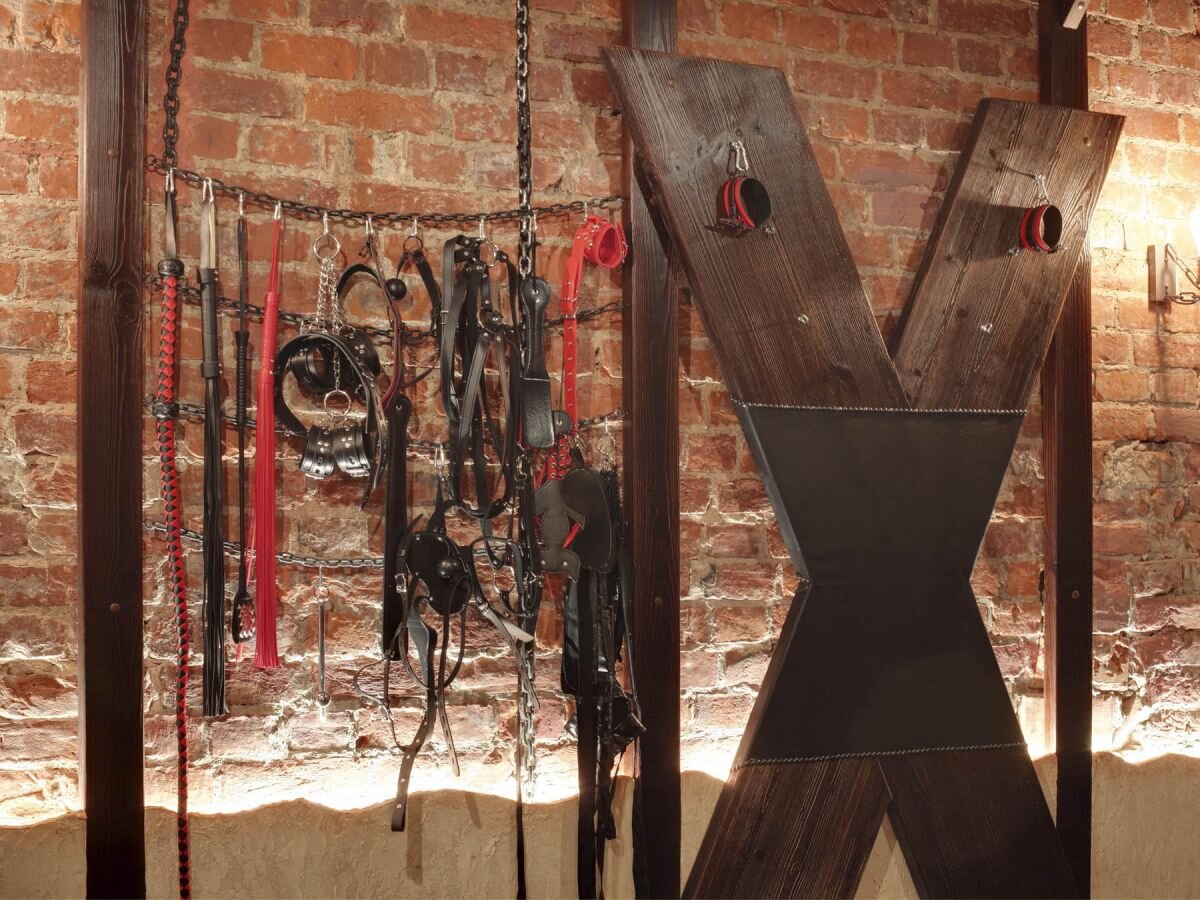 Набор девайсов в номере "Готика" в отеле "Подушкин" на Васильевском острове в Питере.