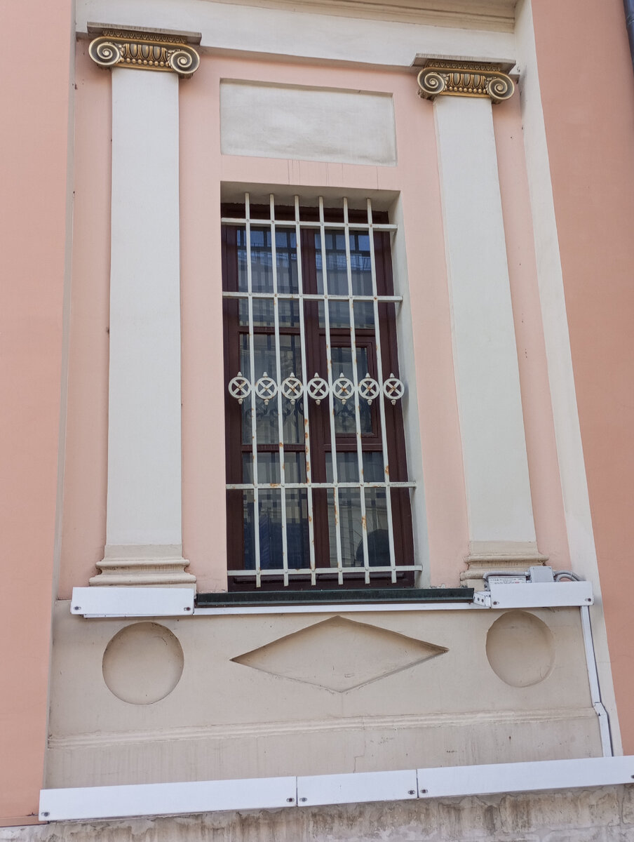 Окно храма Святой Варвары