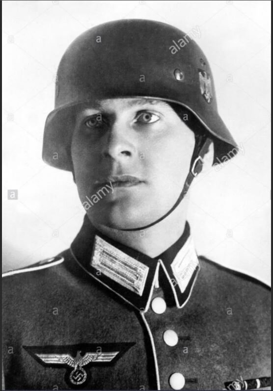 А это - дедушка. Ровно на десять лет младше меня. Сорри за форму - это он полгода в Вермахте, во Франции. служил связным. Просто именно на этом фото ракурс подходящий.