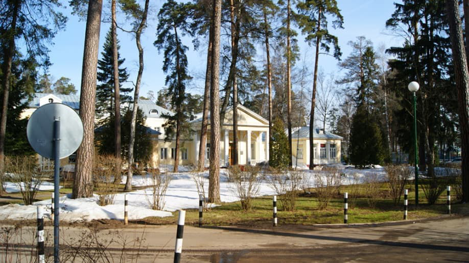 https://static-data.move.ru/images/admin_objects/cottage/2560/ph