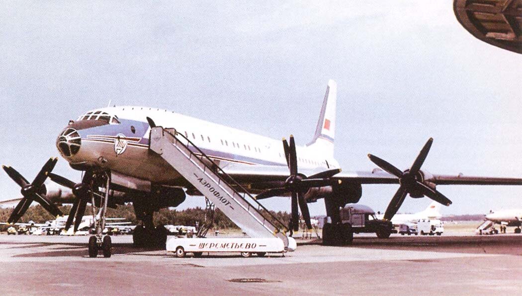 Ту-114 на перроне аэропорта Шереметьево возле знаменитой «Рюмки», 1963 год. Авиареклама.