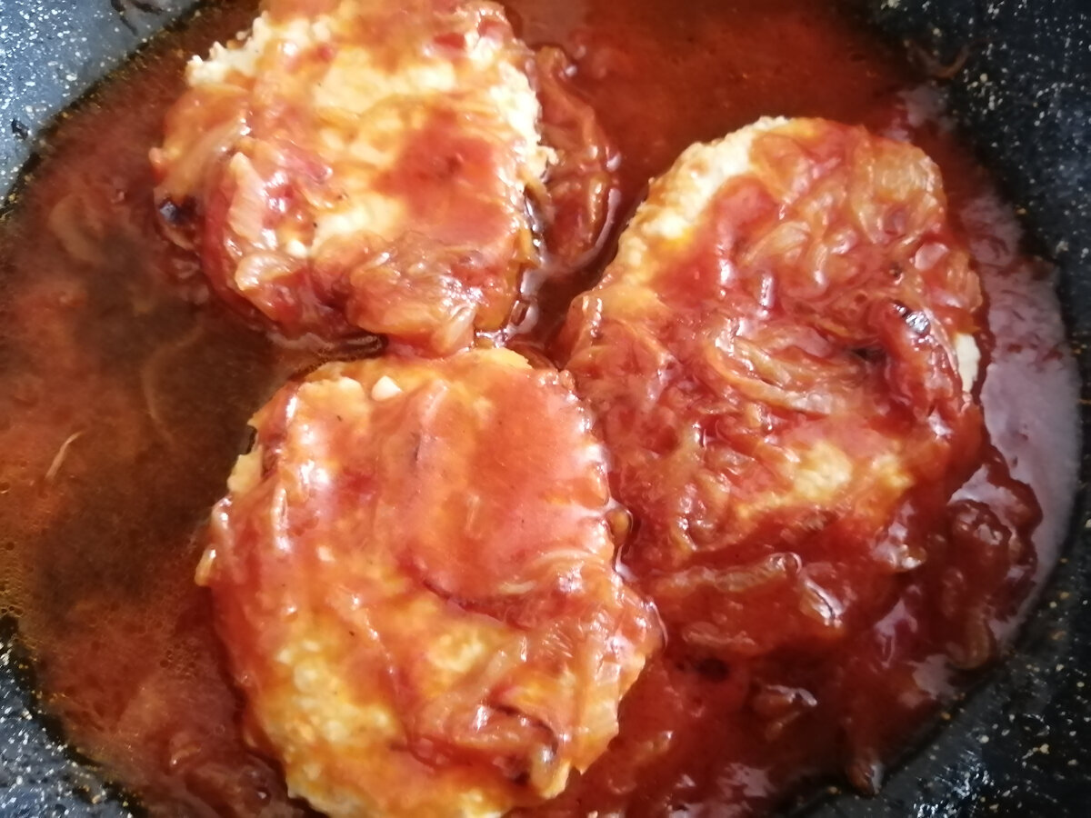 Фото автора: котлеты тушеные в томате