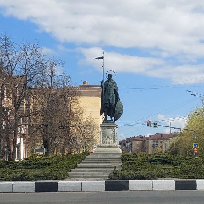 При въезде в город, на Московской улице, Вы увидите памятник святому великомученику Дмитрию Солунскому - небесному покровителю Дмитрова . Памятник открыт осенью 2008 года и город находится под небесной защитой святого Дмитрия