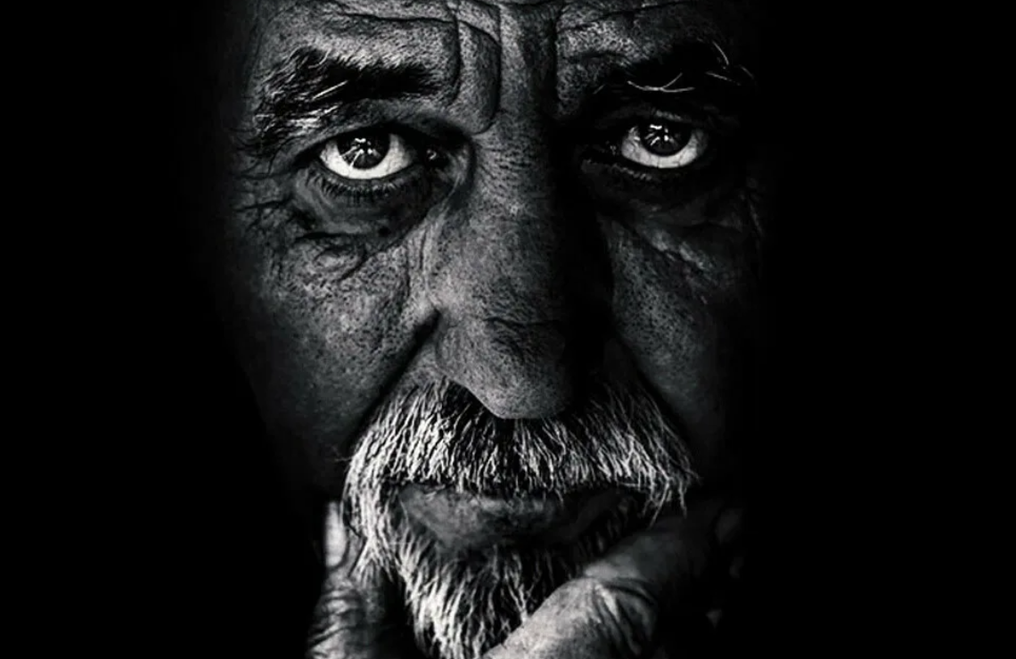 Мудрый взгляд. Старый мудрец. Глаза мудреца. Мудрец. Суровое мужское лицо.