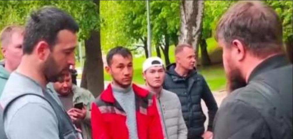 стоят и слушают....и угроз нет....и "порешать" не получается.....Браво "Русская дружина"!