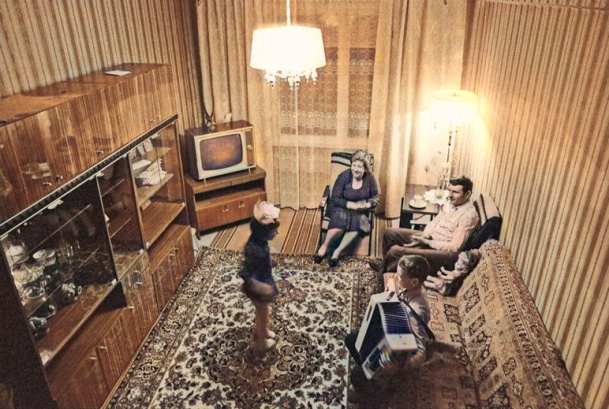 Традиции передаются из поколения в поколение. Голодное военное прошлое научило советских людей бережно относиться не только к вещам, но и к близким людям.-12