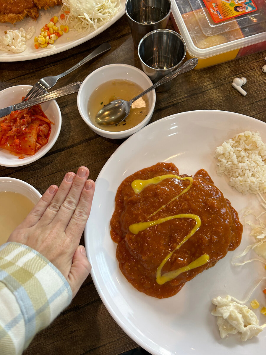 Оцените размер котлеты за 542 рублей. К ней подают рис, салат, суп, закуски. 