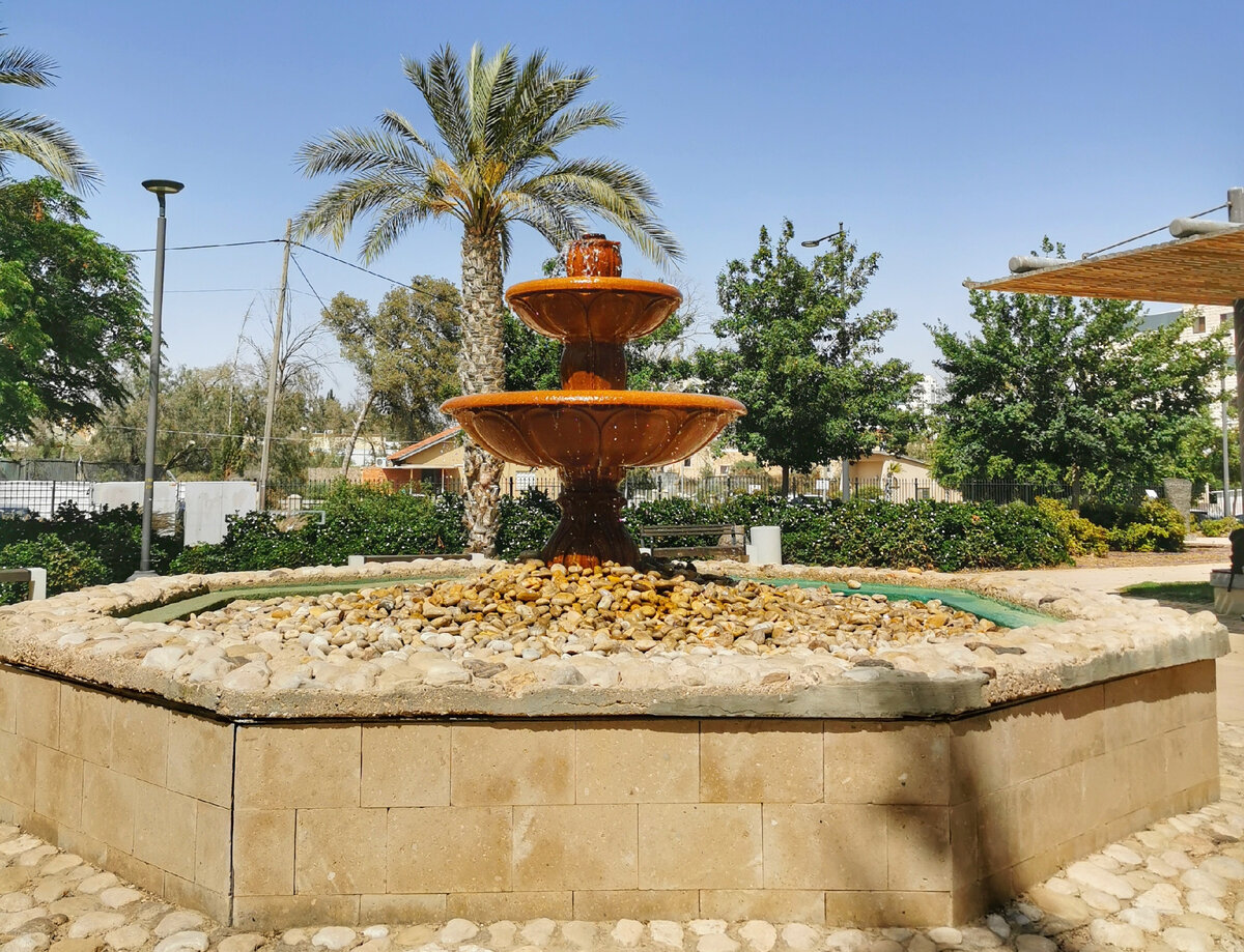 Кроме питьевого фонтана, тут ещё есть и такой, и в Израиле это уже редкость