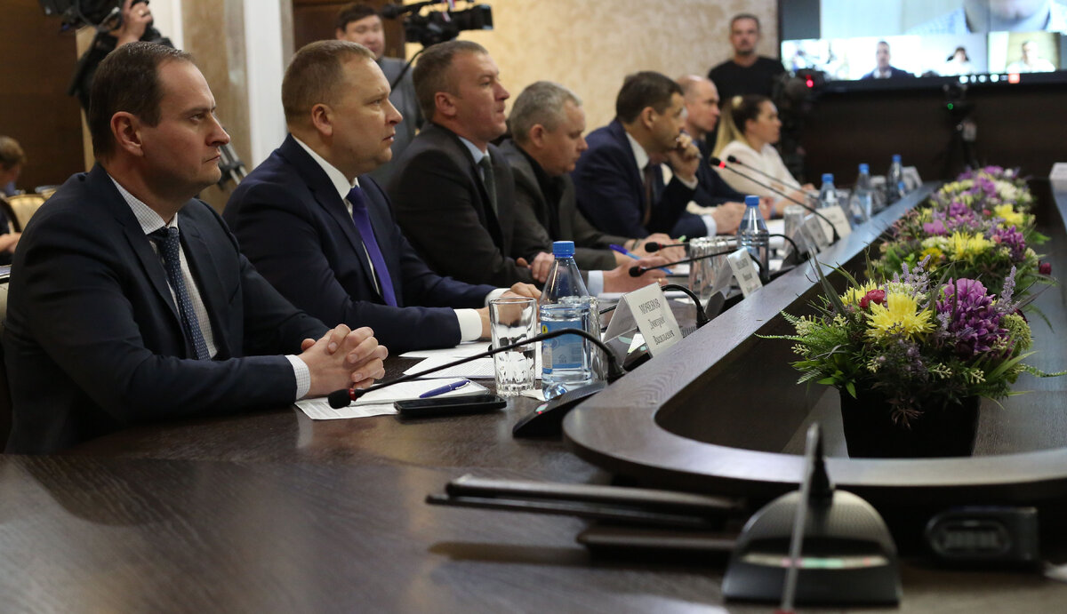 Директор филиала "Россети Сибирь" - "Хакасэнерго" Николай Шепырев (второй слева) на совещании по переходу на электроотопление