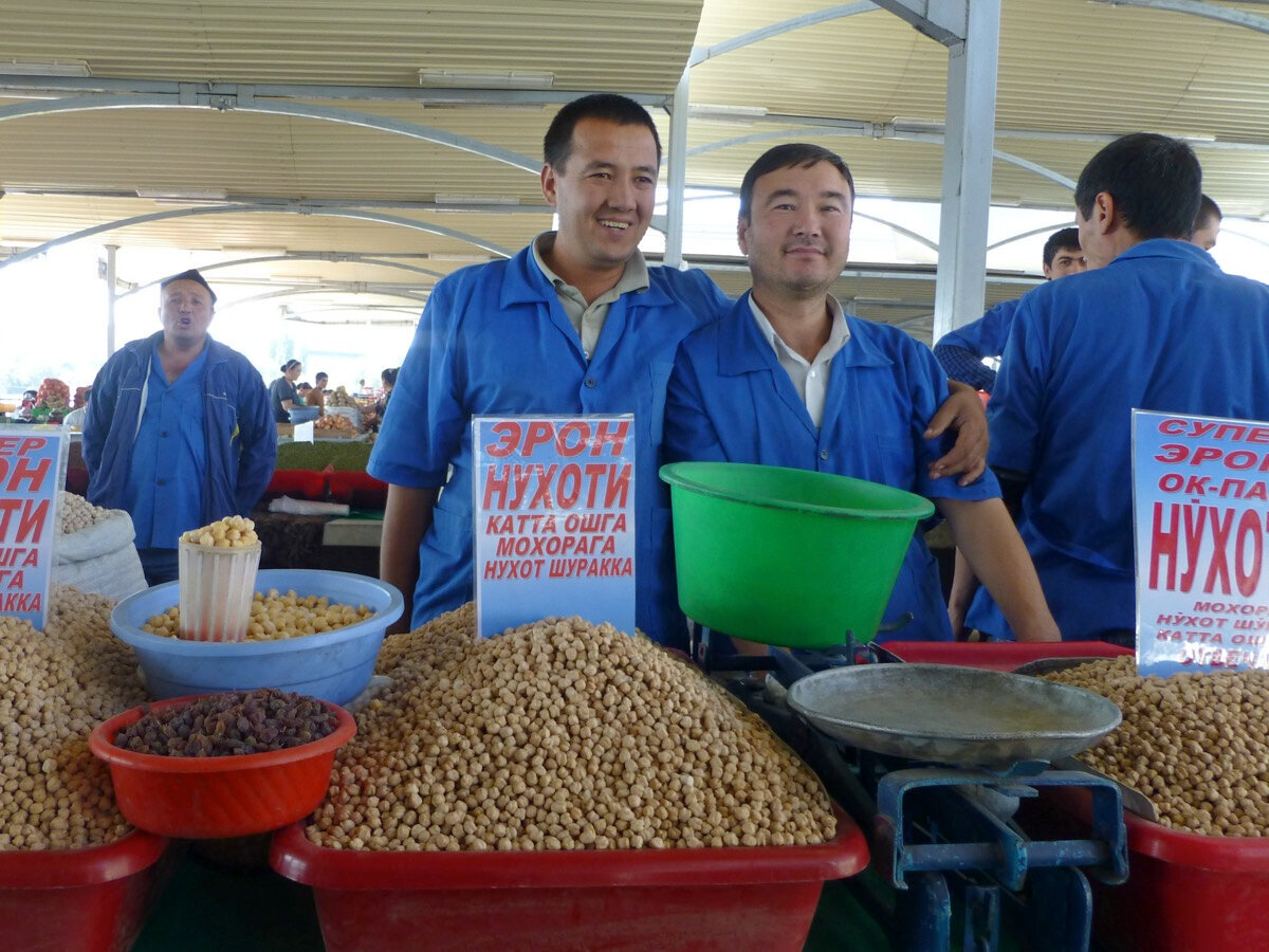У торговцев вы можете приобрести на развес и привезти с собой кешью, грецкий орех, фундук, арахис, фисташки, миндаль, косточки урюка и абрикоса. Фото: Ji-Elle/CC BY-SA 4.0.