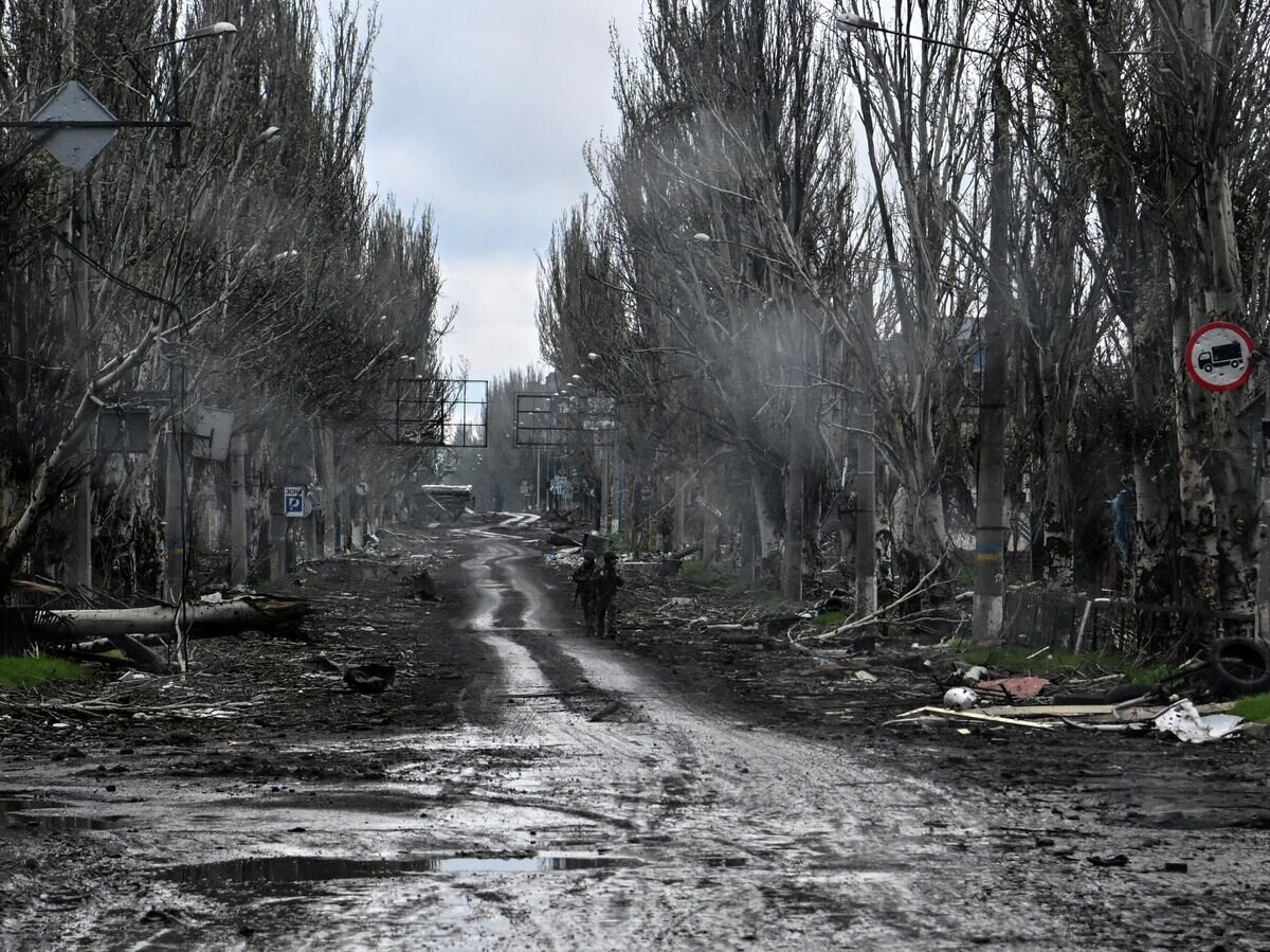    Бойцы ЧВК "Вагнер" на одной из улиц Артемовска© РИА Новости / Евгений Биятов