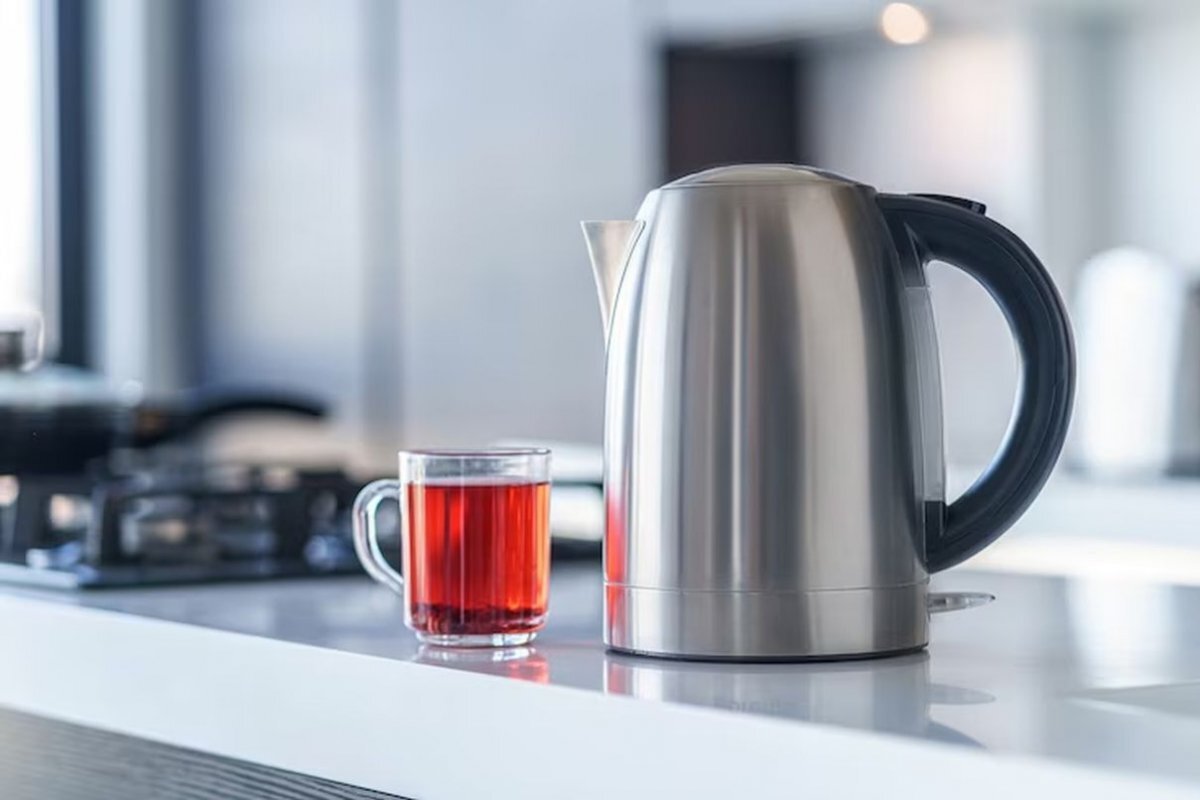 Эксперт Подобедов: накипь в чайнике образуется из-за жесткой воды, ее постоянное употребление может сильно навредить здоровью.