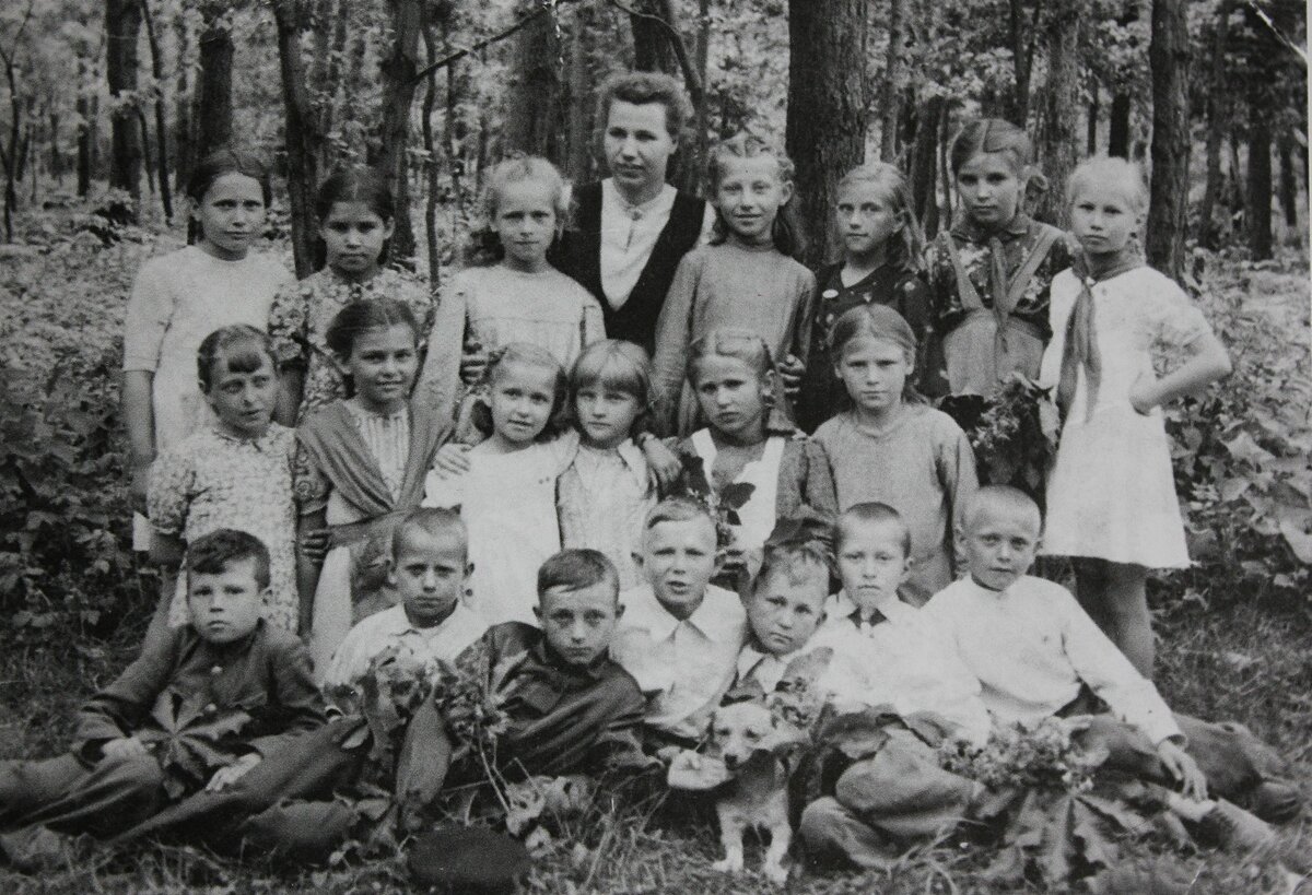 Довоенное беззаботное детство. Скоро война разрушит это счастье. На фото ученики школы поселка биофабрики, весна 1941 года.