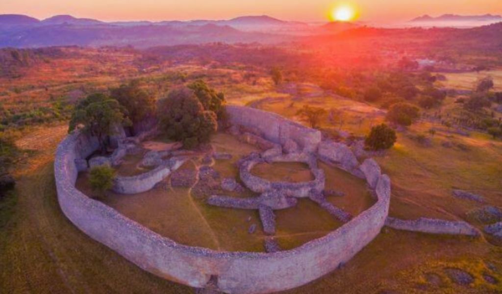 Руины Большого Зимбабве, которые Карл Маух принял за библейскую страну Офир 