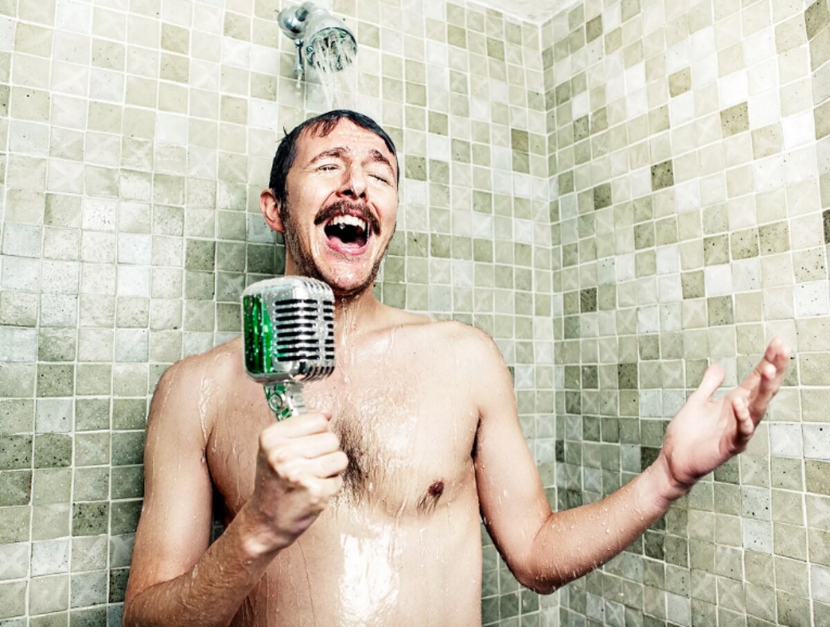 Мужики в душе видео. Человек поет в душе. Моется в душе. Человек в ванной. Мужик поет в душе.