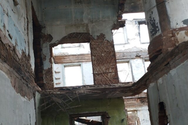    Полы, стены и потолки в любой момент могут обрушиться на людей. Фото: Уполномоченный по правам человека в Бурятии