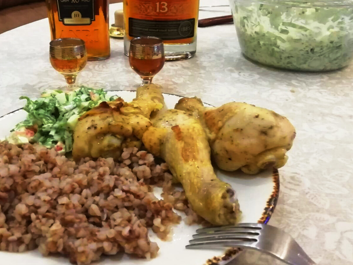Каша гречневая с куриными ножками, салат и хороший аперитив. Фото из личного архива