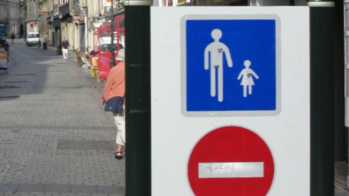     В Ростове-на-Дону водители в центре города выезжают на пешеходную зону, чтобы объехать пробку, сообщили очевидцы в соцсети «ВКонтакте».