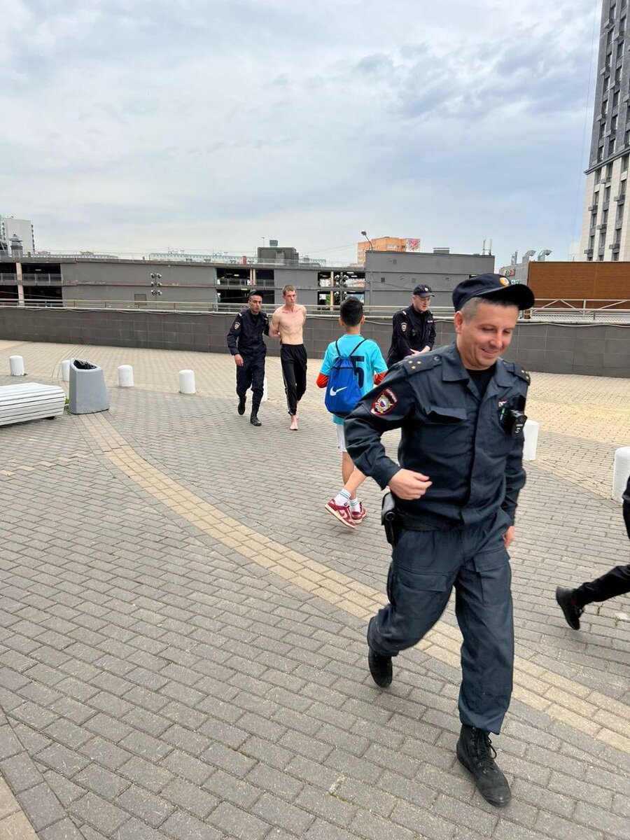 Местный участковый и другие полицейские задержали парня, пристававшего к девушкам