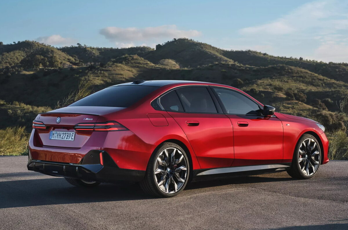    Электрическая BMW i5 M60 — самая мощная (601 лошадиная сила) и тяжёлая (2305 килограммов) версия в актуальной гамме   
Фото: BMW