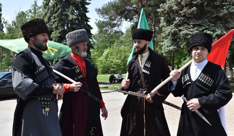 На митинг многие пришли в национальной одежде и с национальными флагами. Фото автора.