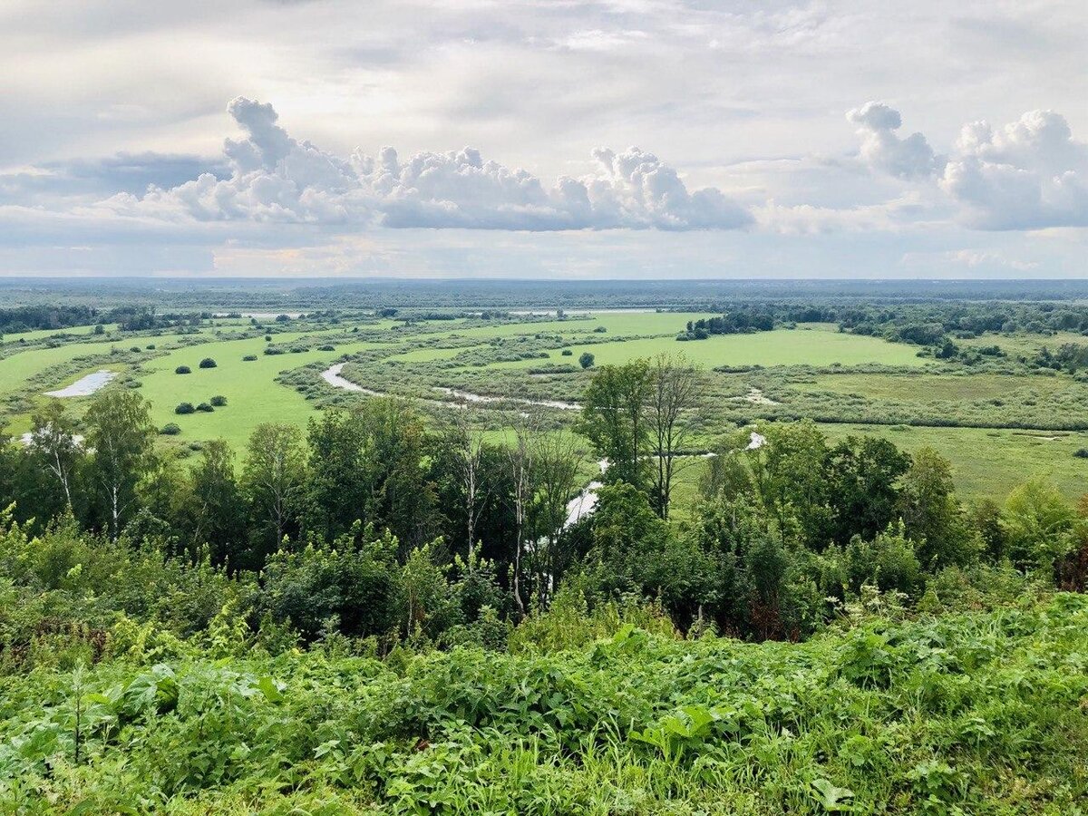 Усадьба находится на высоком берегу рядом с поймой Оки, откуда открывается красивейший вид на долину реки, напоминающий фильмы по мотивам русской литературы. Туристы и нижегородцы любят устраивать здесь фотосессии. Фото: Goldpl8. 