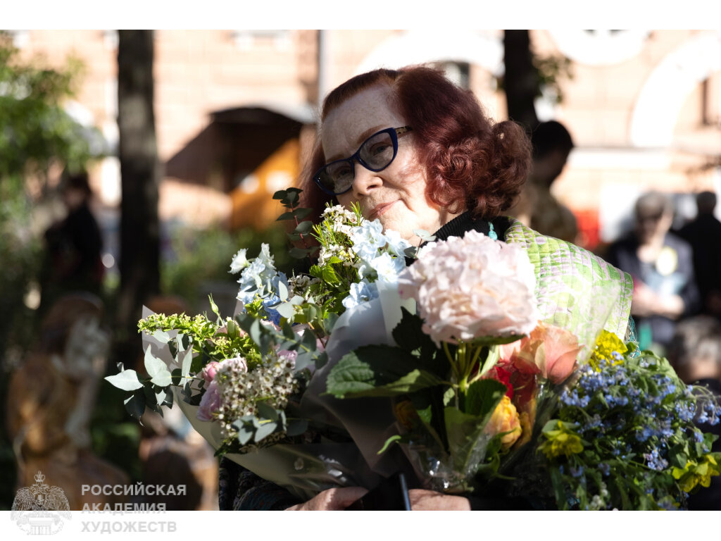 В.Кузнецова после открытия выставки во внутреннем дворике РАХ (Москва, Пречистенка, 21). Фото: Виктор Берёзкин, пресс-служба РАХ.