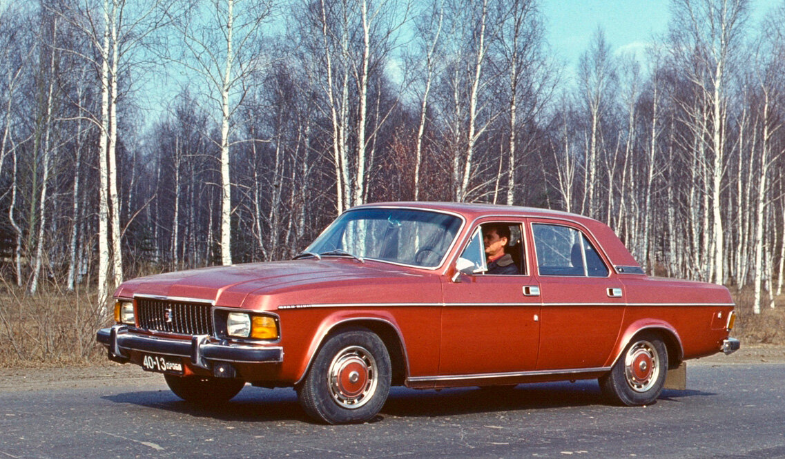 Опытный образец ГАЗ-31011 «Волга» с двигателем V8. Индекс 3102 предстояло носить модификации с 4‑цилиндровым мотором, работающем по ЛАГ-процессу.