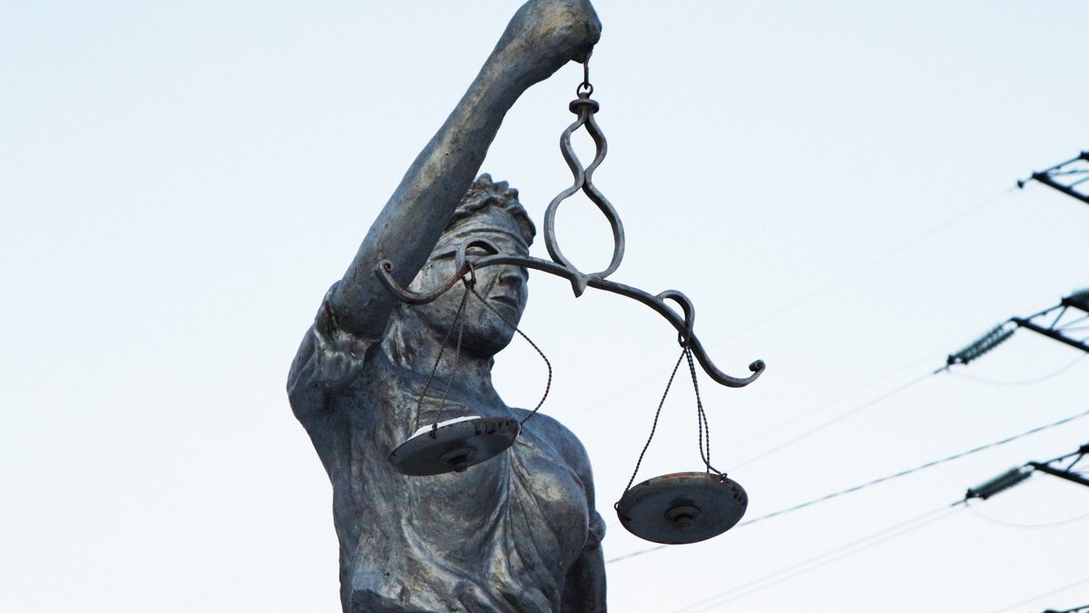     Компании принадлежит сеть заправок.