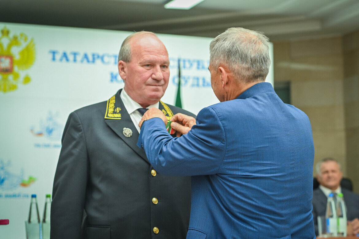 ​Раис Татарстана наградил Гилазова медалью ордена «За заслуги перед Республикой Татарстан». Фото: rais.tatarstan.ru