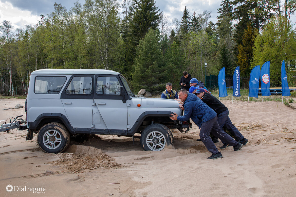 Команда дайверов ДИВО спускает риб в Ладожское озеро