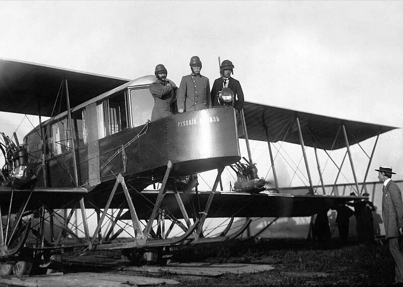 Российские авиаторы в самолете "Русский Витязь", И.И Сикорский справа, 1913 год. Источник изображения wikimedia.commons