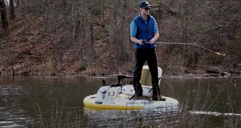    GoBoat легче надувной лодки, но и с него можно рыбачить стоя. Фото: YouTube.com