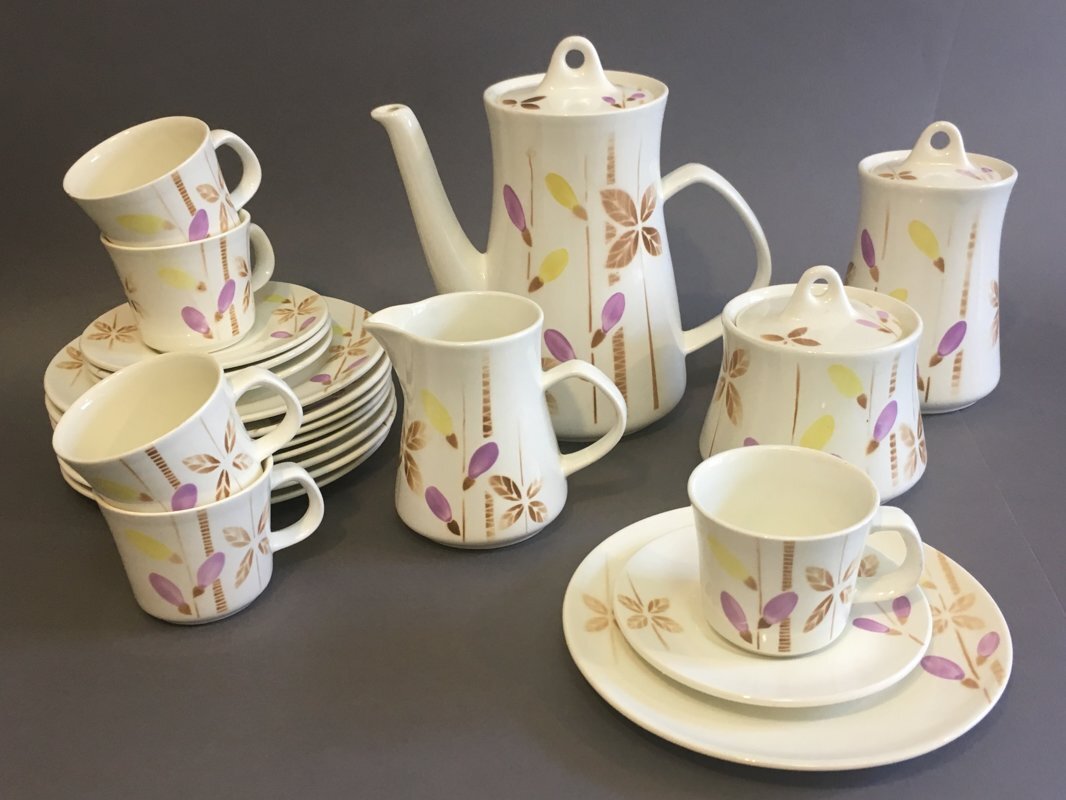 Фаянсовый чайно-кофейный сервиз "TERĒZE" ("ТЕРЕЗА"). RPFF. Автор: Levons Agadžanjans (Левон Агаджанян). Годы производства: 1966-1968.  Его также можно отнести к эстетике МИНИМАЛИЗМА как по форме (в меньшей степени), так и по росписи.