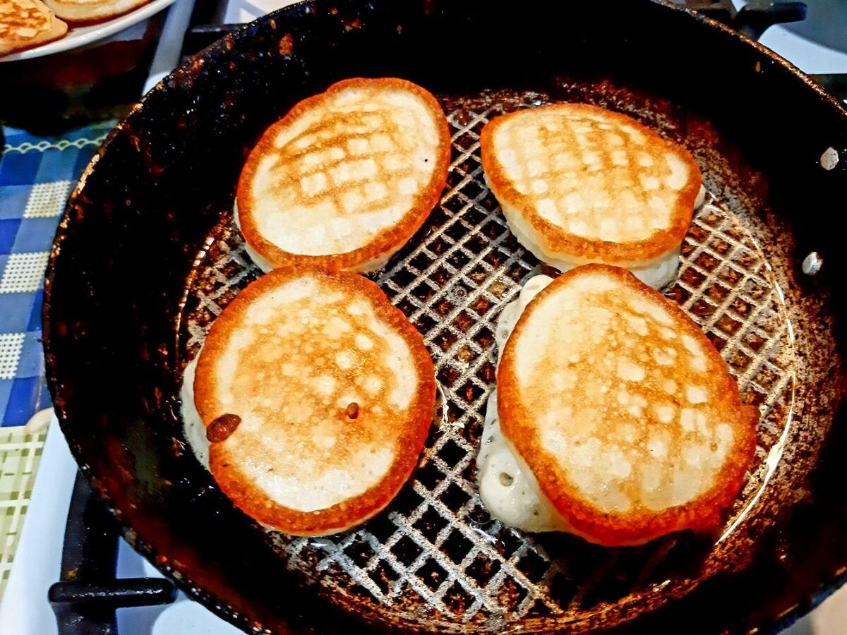 Сковородка повидала на своем веку. Старше меня, но все еще "в строю"