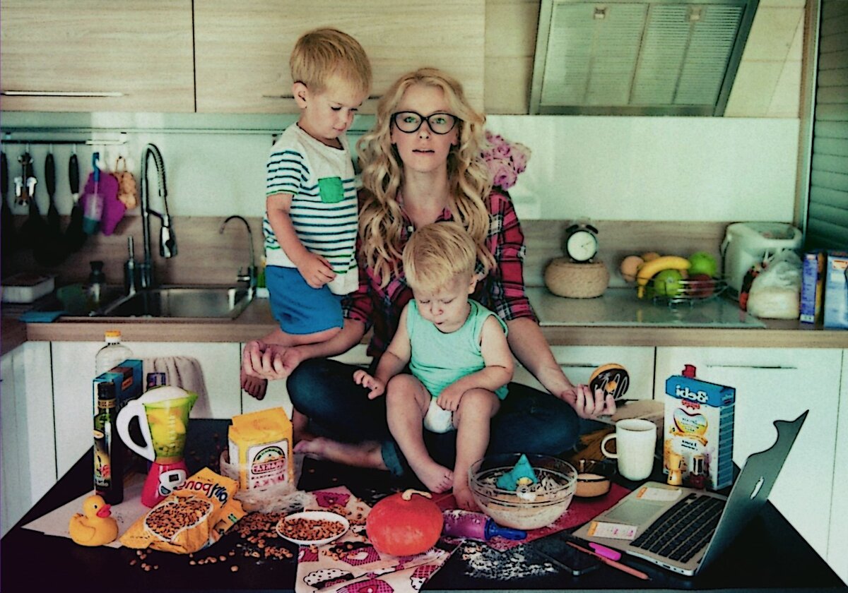 Мама фрилансер с двуми детьми,