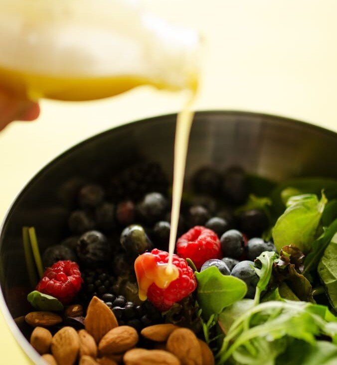 Летний салат с ягодами и козьим сыром с лавандово-лимонной заправкой