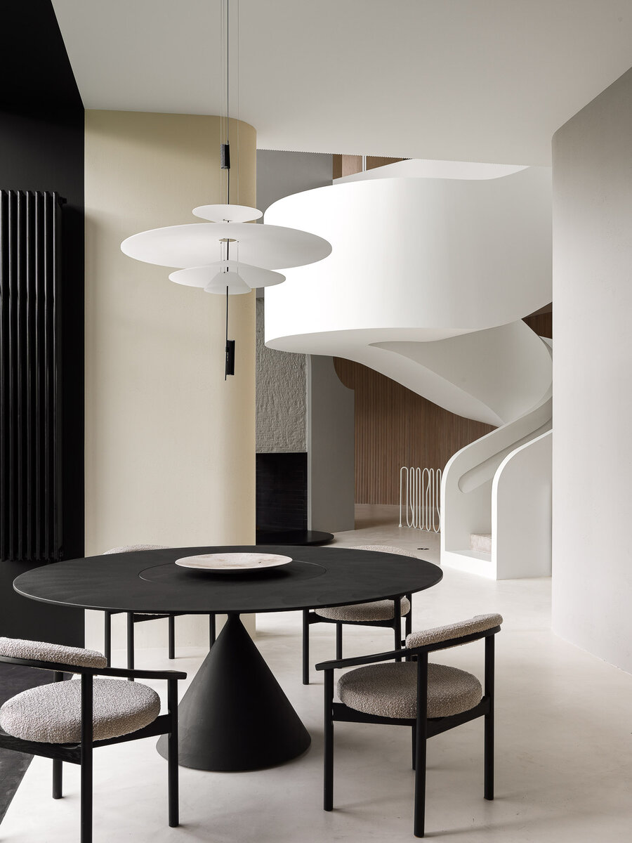 В столовой стол Desalto, стулья ManualMode и светильник Vibia. 