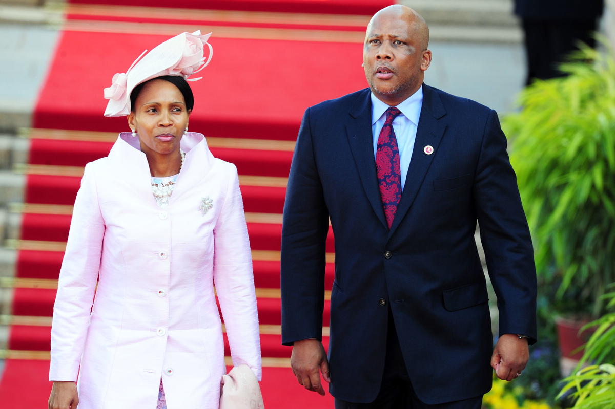 Король Лесото Летсие III. Король Лесото Летсие III И Королева Лесото Масенате МОХАТО Сиисо. Масенате МОХАТО Сиисо. Королевская семья Лесото. Queens state