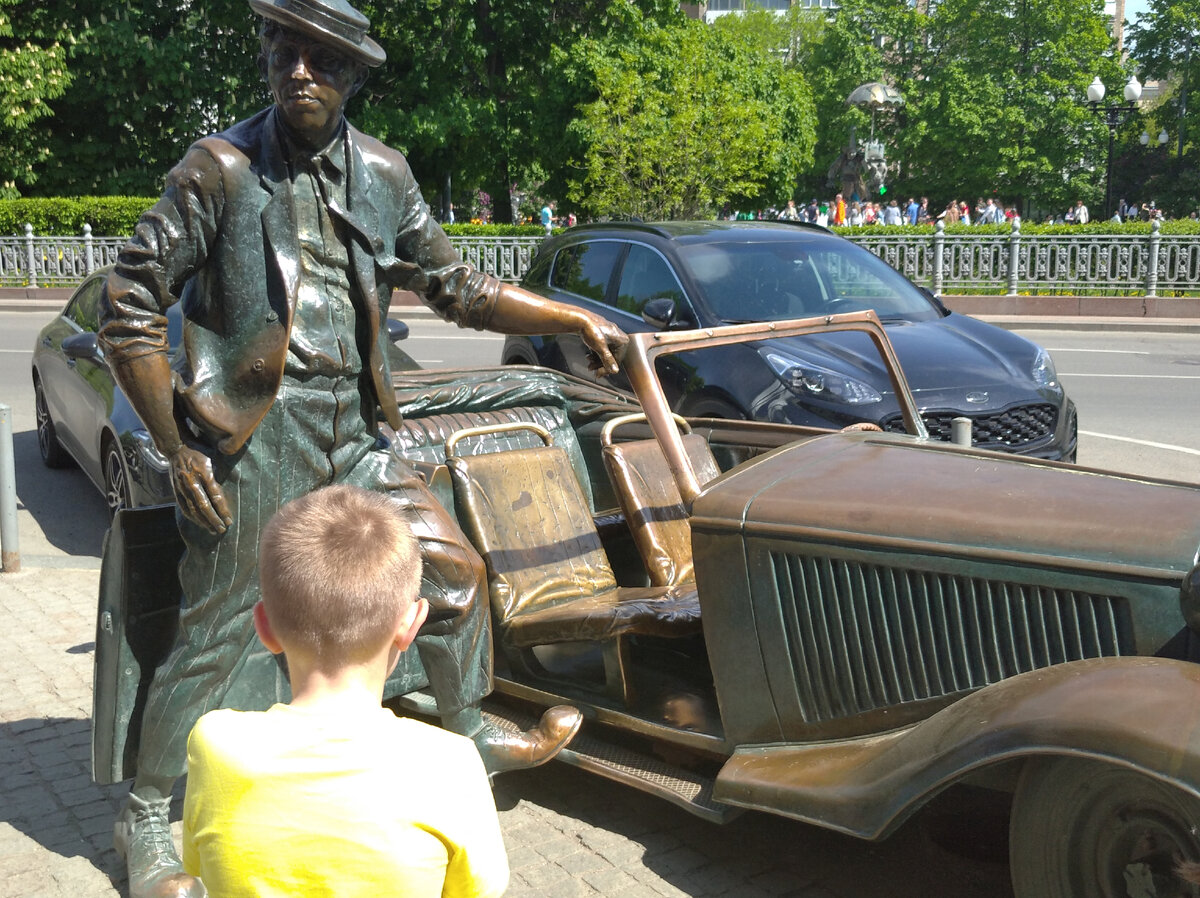 памятник юрию никулину в москве