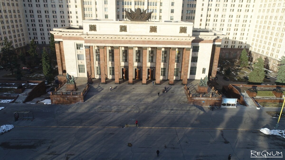 Мгу стал. МГУ вход. Самый крутой вуз в России.