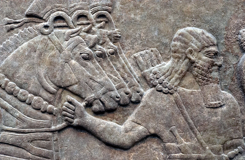 Жестокие методы ассирийского монарха привели к тому, что все соседние народы возненавидели его тиранию. Безжалостные ассирийцы Ашшурнацирапал II пришёл к власти приблизительно в 884 году до н. э.-2