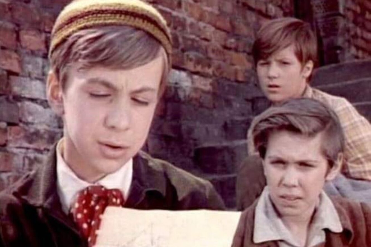 В летние каникулы кинематографисты всегда старались порадовать школьников новыми фильмами. Но так было давно, еще в советское время. Сейчас всем на это наплевать.-5