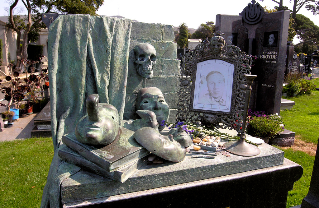 Крамаров похоронен. Памятник Савелию Крамарову. Памятник Савелию Крамарову в Сан Франциско.