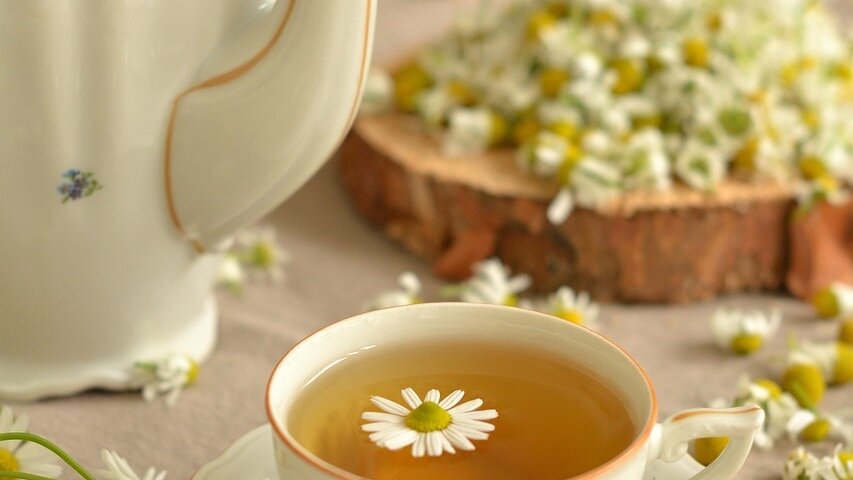 Если умываться ромашковым отваром каждый день, то он поможет избавиться от отеков и убрать синяки под глазами