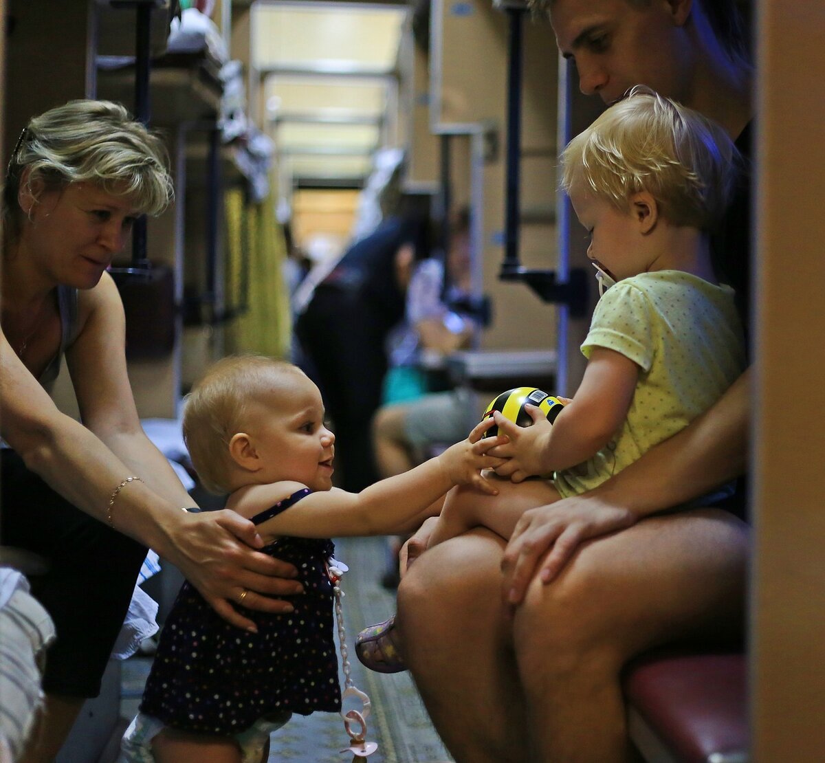 Поезд не только средство передвижения, но и возможность пообщаться и завести новые знакомства.