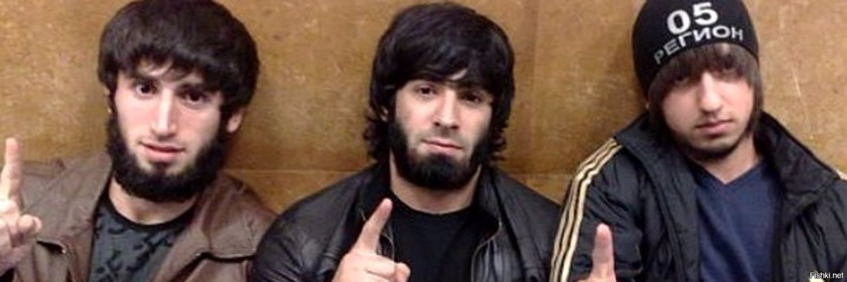 Поднятый палец вверх у мусульман. Типичный чеченец. Опасные дагестанцы. Чеченец с челкой. Чеченец с бородой.