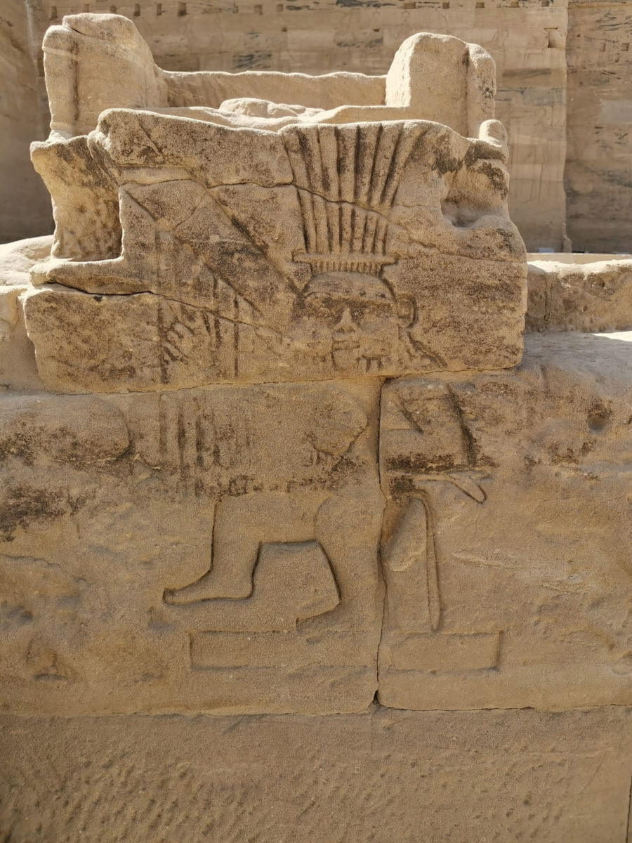 Бес играет на арфе.  Фото сделал Георгий Соколов на острове Филы в марте 2023 г.