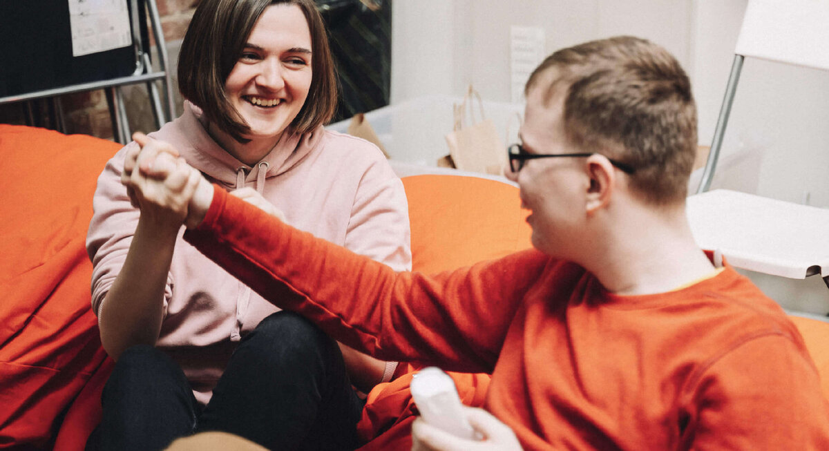 Юля Горбова вместе с подопечным «Открытой среды», фото из архива фонда 