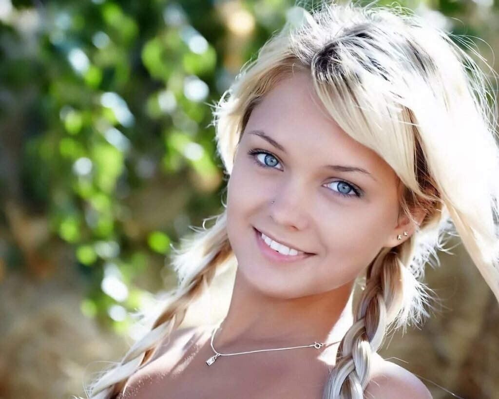 Наташа была белокурой с прекрасными голубыми глазами.